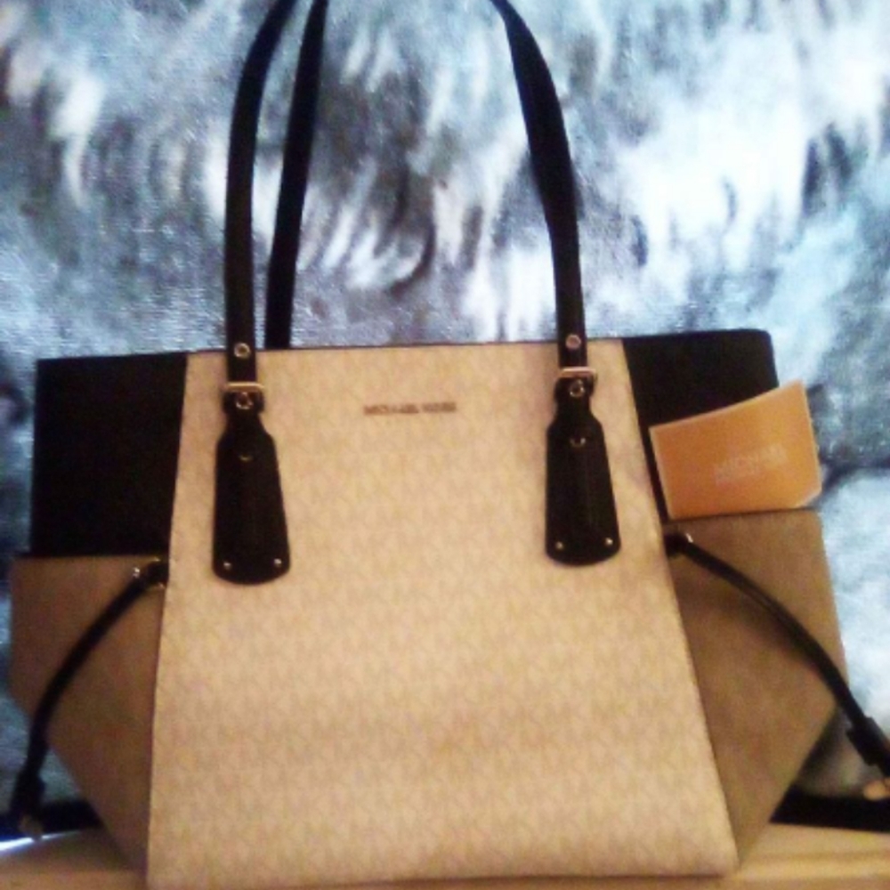 Mk purse new with tags